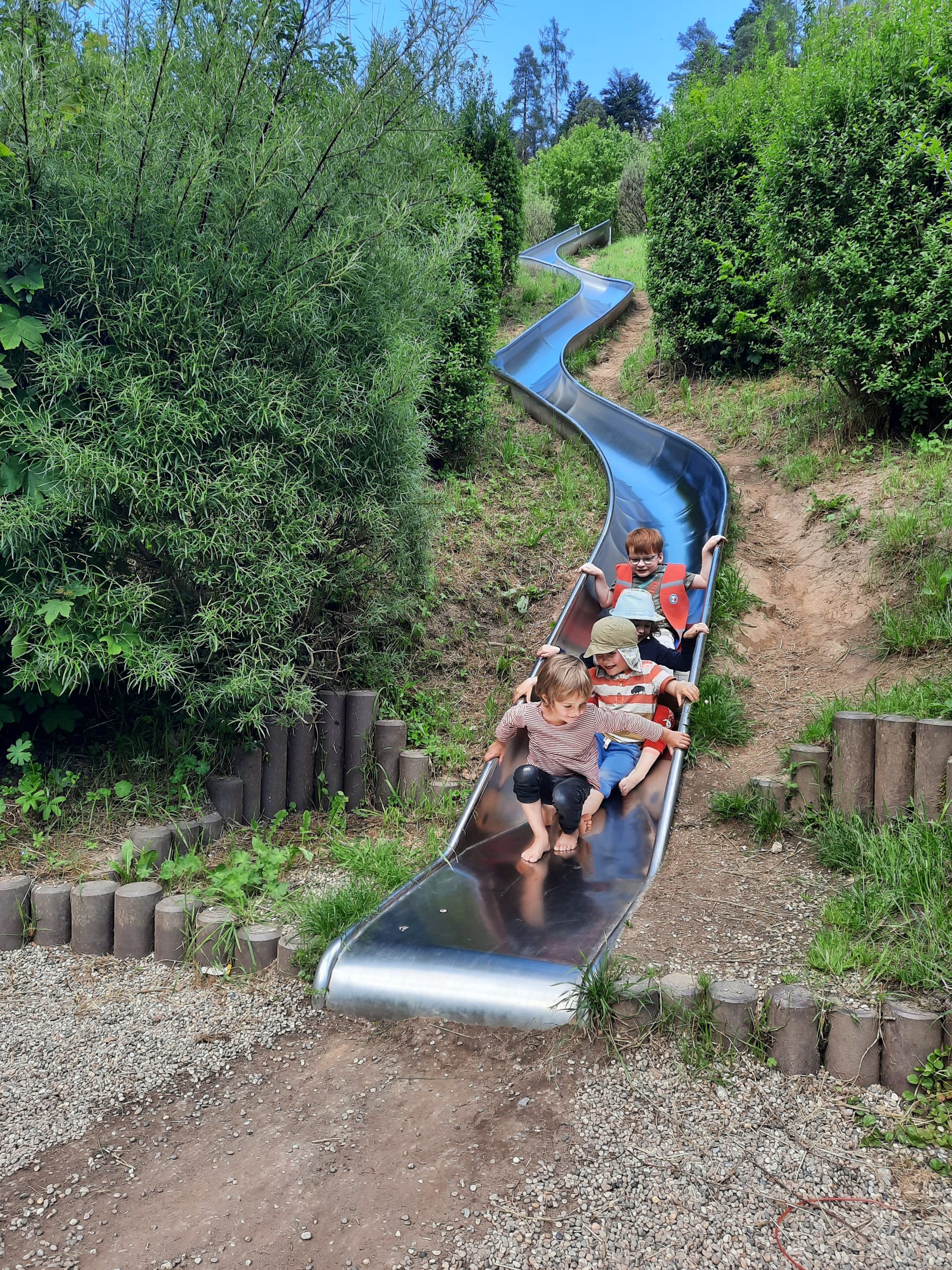 Kinder auf der Rutsche - Rutschenspaß